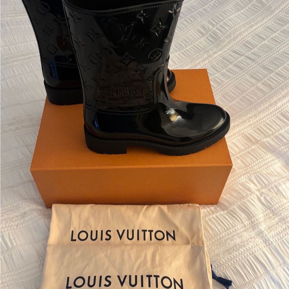 LV Drops Flat Half Rain boots. Comes with LV Box and Beige Dust Bags.